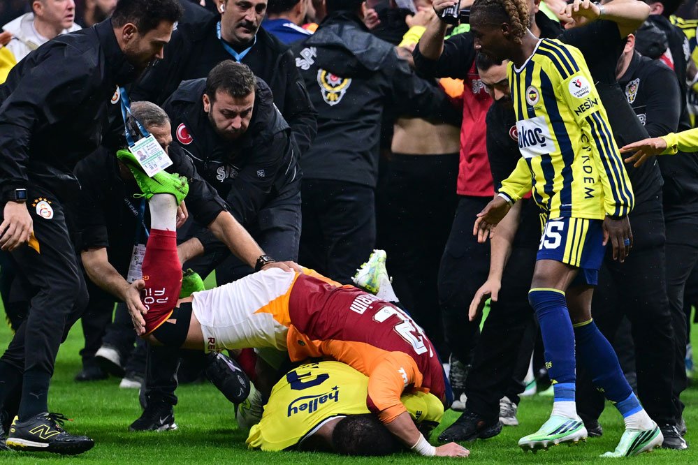Derbi sonrası kavga anından