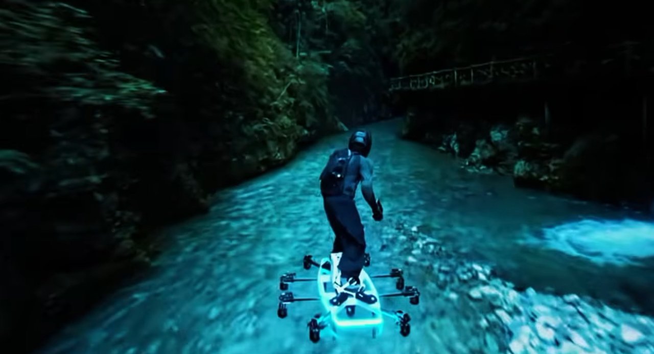 Green Goblin’in uçan kaykayı gerçek oldu: Çinli kâşif nehirlerin üzerinde uçtu