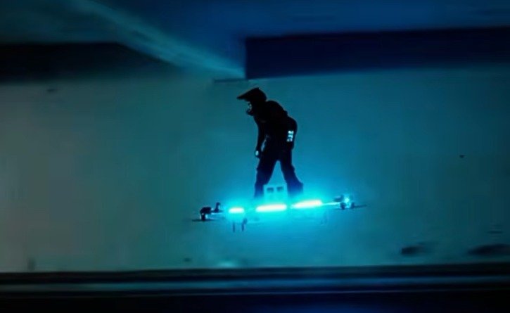 Green Goblin’in uçan kaykayı gerçek oldu: Çinli kâşif nehirlerin üzerinde uçtu