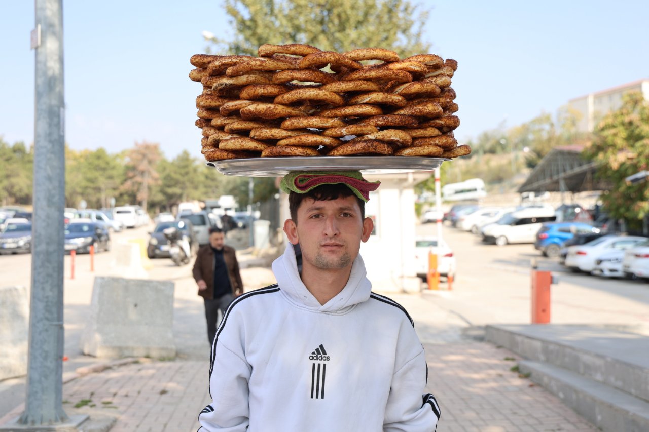 Tezgahına not bırakıp KPSS’ye giren simitçinin şaşırtan hikayesi! Cezaevinden izinli çıktığında satıyormuş