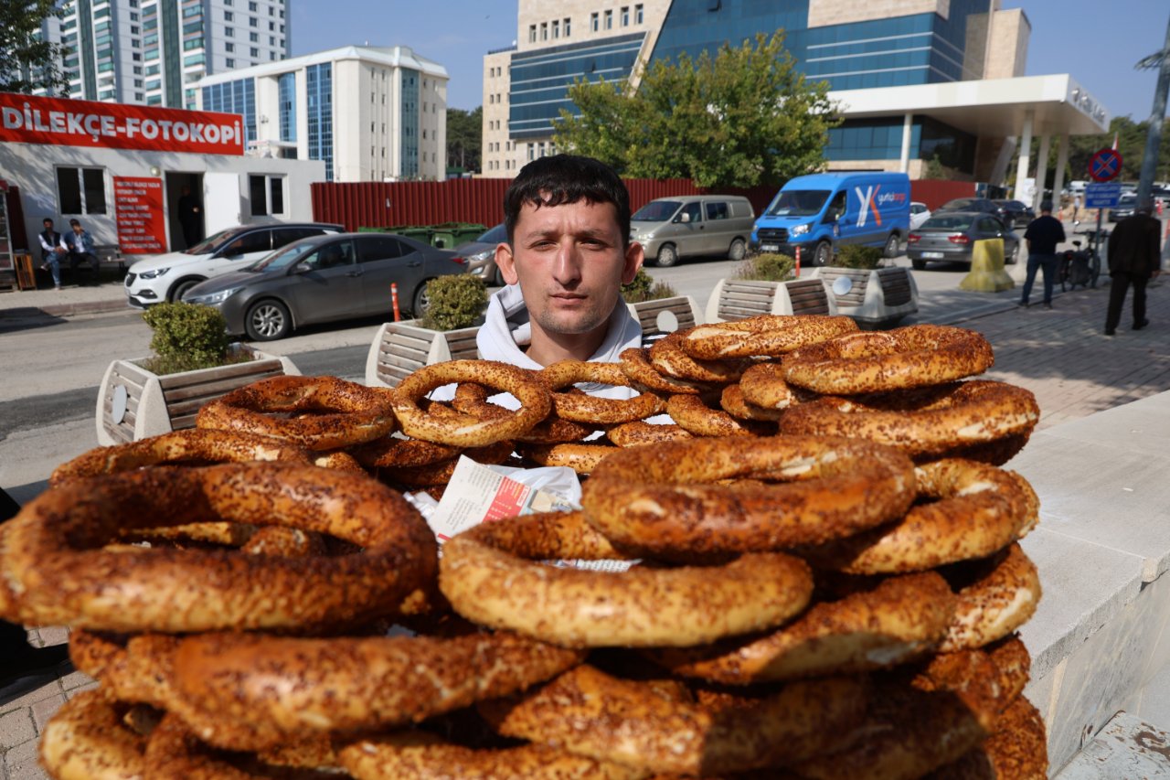 Tezgahına not bırakıp KPSS’ye giren simitçinin şaşırtan hikayesi! Cezaevinden izinli çıktığında satıyormuş