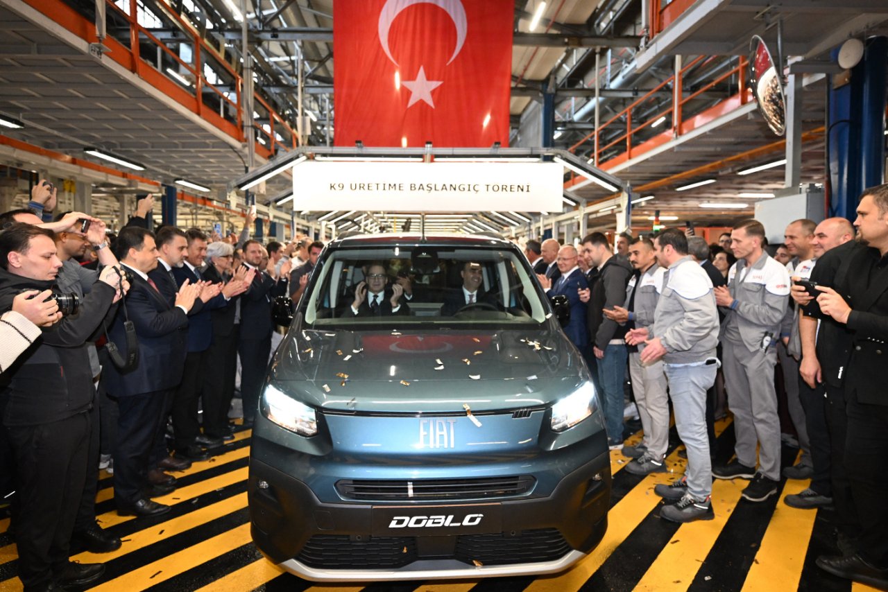 Tofaş'ın Bursa'daki 300 milyon dolarlık yatırımında seri üretim başladı: Hedef yıllık 100 bin araç, banttan ilk inen Doblo oldu