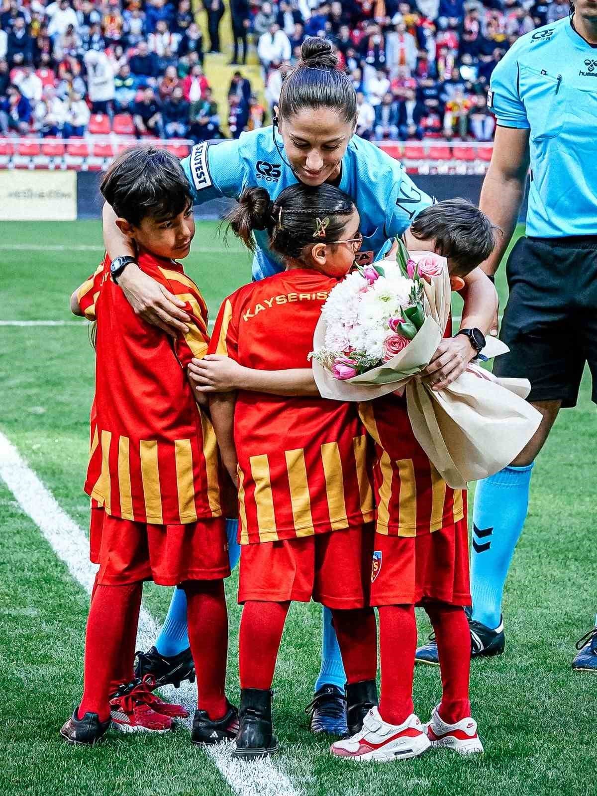 Kayserispor-Batman Petrolspor maçının hakemi Asen Albayrak'a seremonide çocuklar tarafından çiçek verildi.