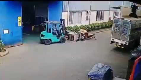 Vietnam'da korkunç iş kazası: Forkliftten devrilen malzemenin altında kaldı