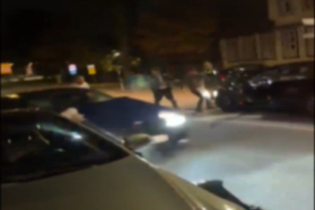 Almanyada araç kalabalığa daldı, nedeni ise şaşkına çevirdi! Yaralılar var