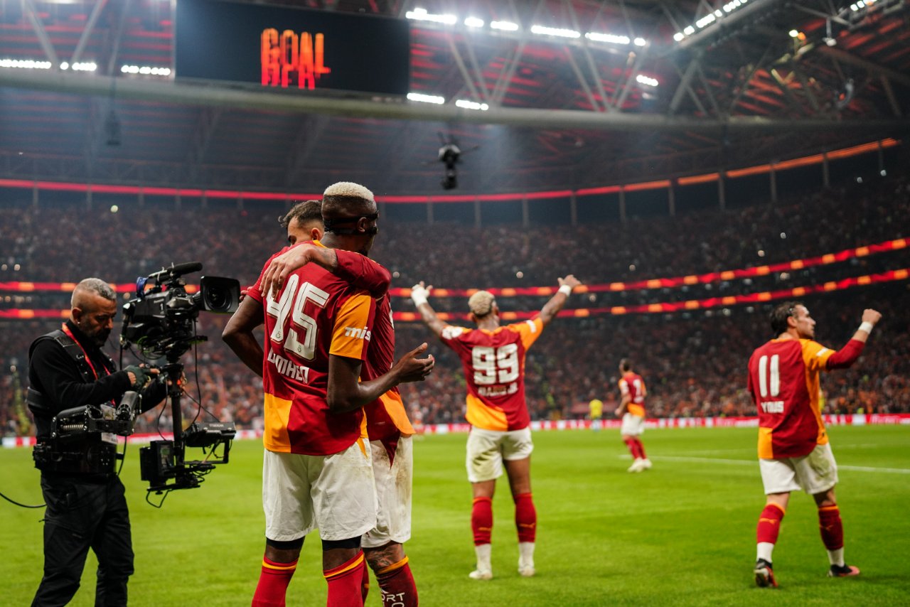 Victor Osimhen, bu sezon 9 maçta 9 gol attı ve 3 asist yaptı.