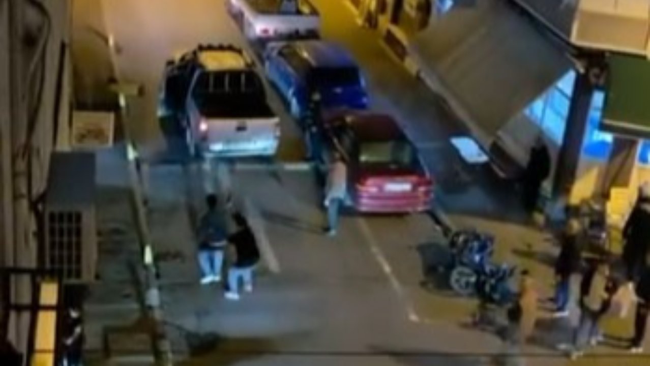 Fatih'te kavga sonrası otomobille kaçan kişiye silahla ateş açıldı! Dehşet anı kamerada
