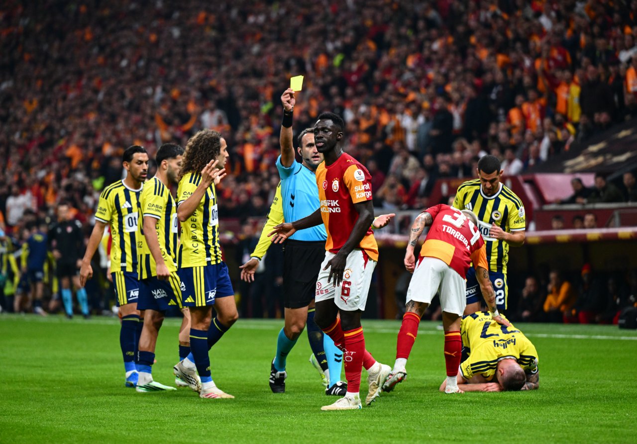 Galatasaray'da 2, Fenerbahçe'de 5 oyuncu sarı kart gördü.