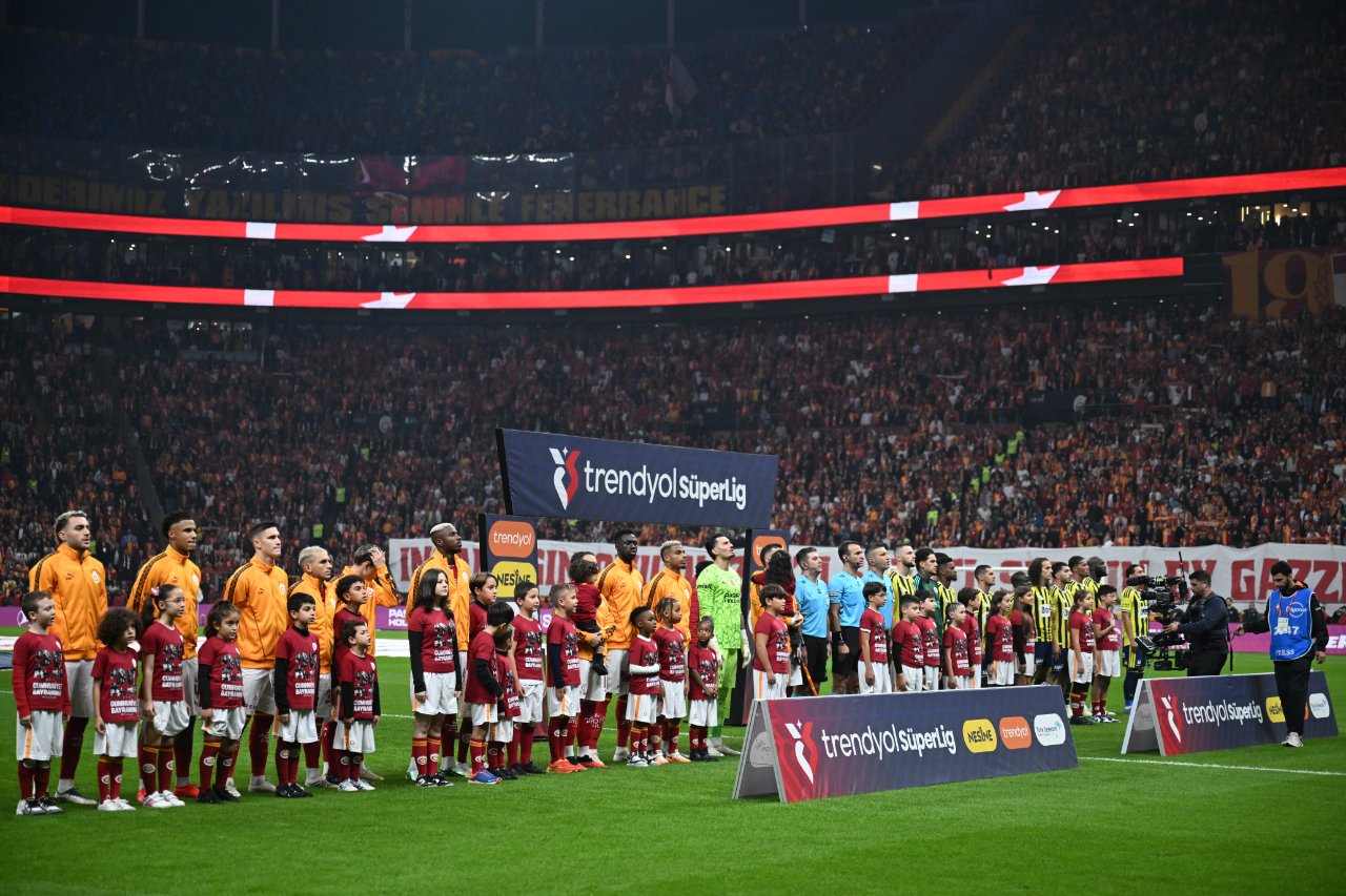 Galatasaray, puanını 22'ye yükseltti; Fenerbahçe, 16 puanda kaldı.