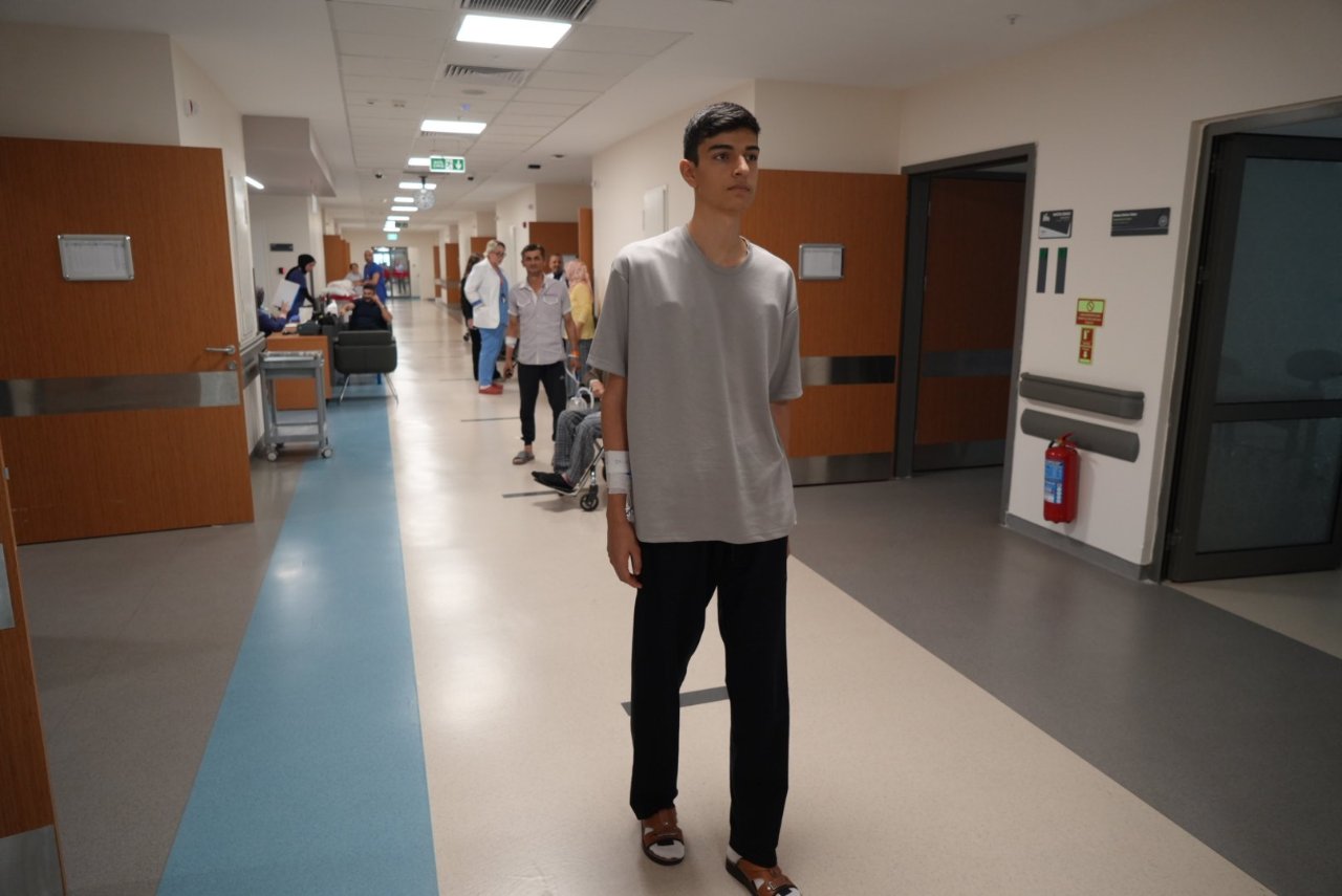 Göğsündeki çöküklük ileri düzeydeydi… Ameliyat oldu, vücudunda 3 yıl kalacak
