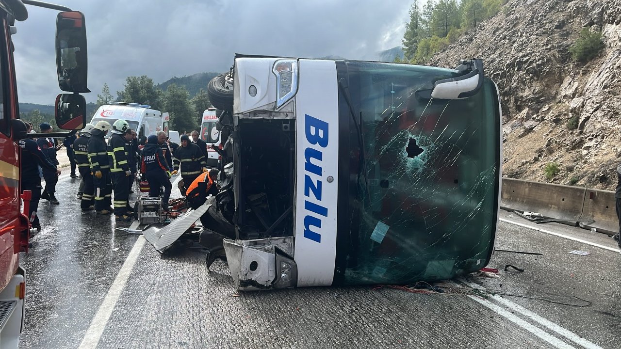 Isparta’da yolcu otobüsü devrildi! 1 ölü 9 yaralı