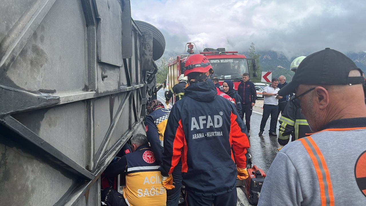 Isparta’da yolcu otobüsü devrildi! 1 ölü 9 yaralı
