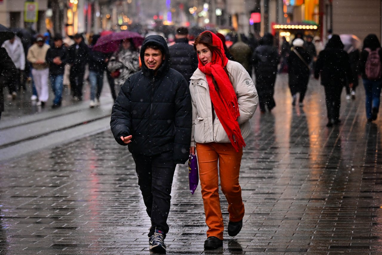 İstanbul için peş peşe uyarı! AKOM saat verdi, 4 ilçeyi sıraladı! Sel riski var