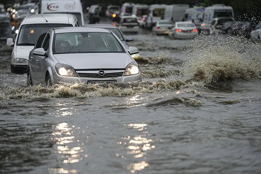 İstanbul için peş peşe uyarı! AKOM saat verdi, 4 ilçeyi sıraladı! Sel riski var