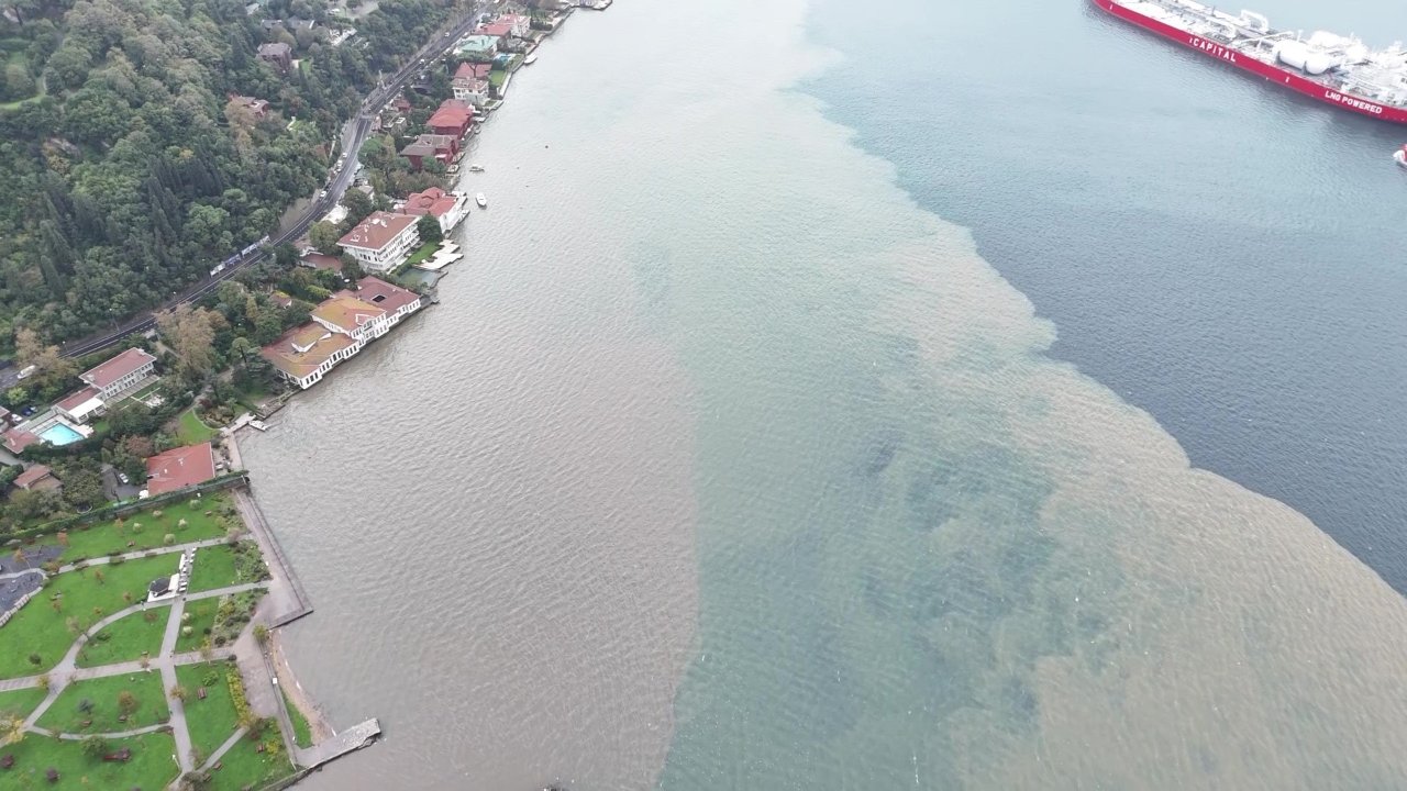 İstanbulda sağanak hayatı felç etti! Yollar göle döndü, Boğaz iki renge büründü