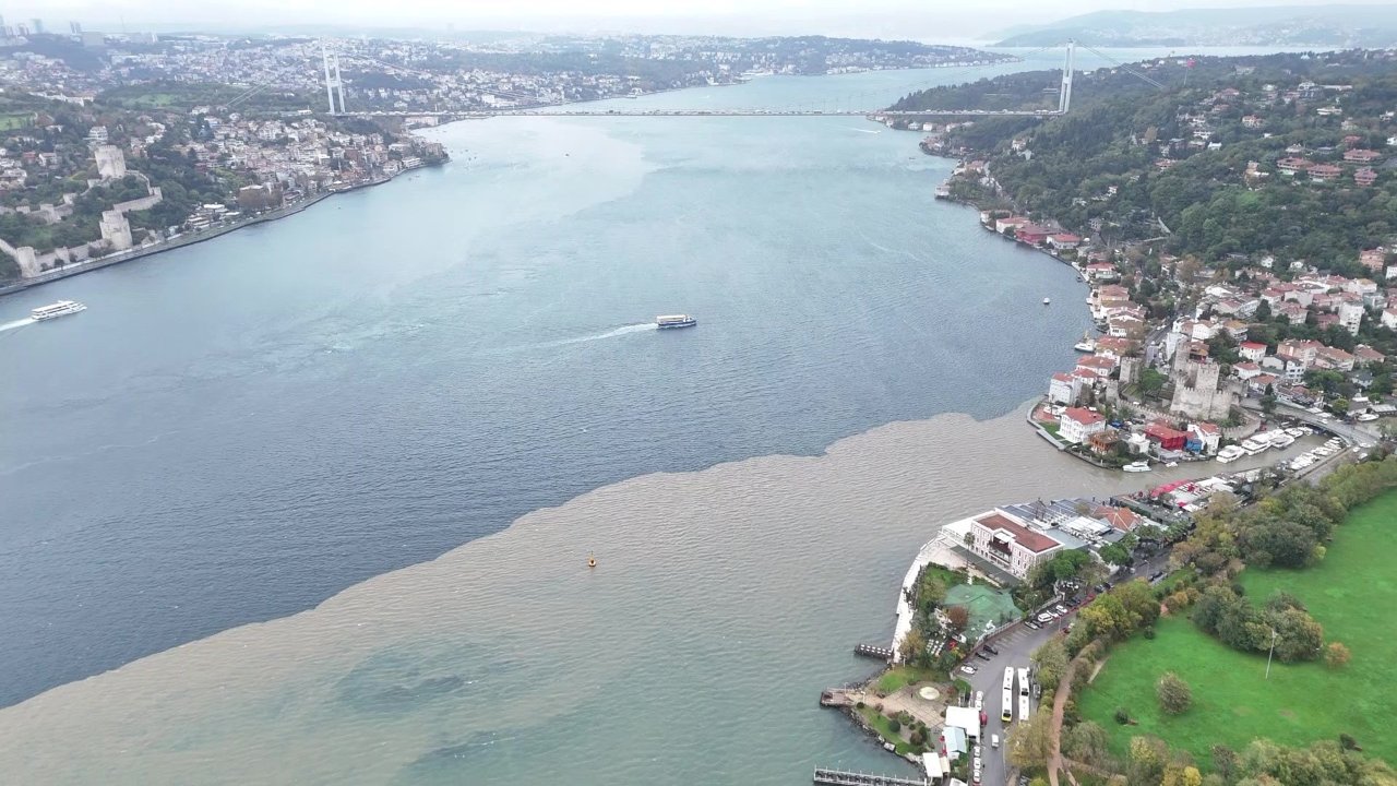 İstanbulda sağanak hayatı felç etti! Yollar göle döndü, Boğaz iki renge büründü