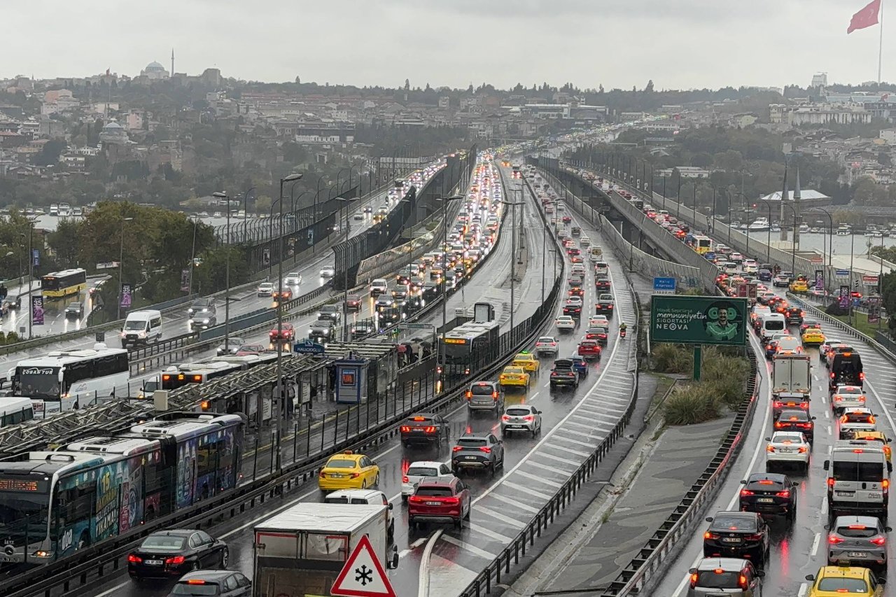 İstanbul'da yollar kırmızıya boyandı: Yağış sonrası yoğunluk yüzde 80'i aştı!