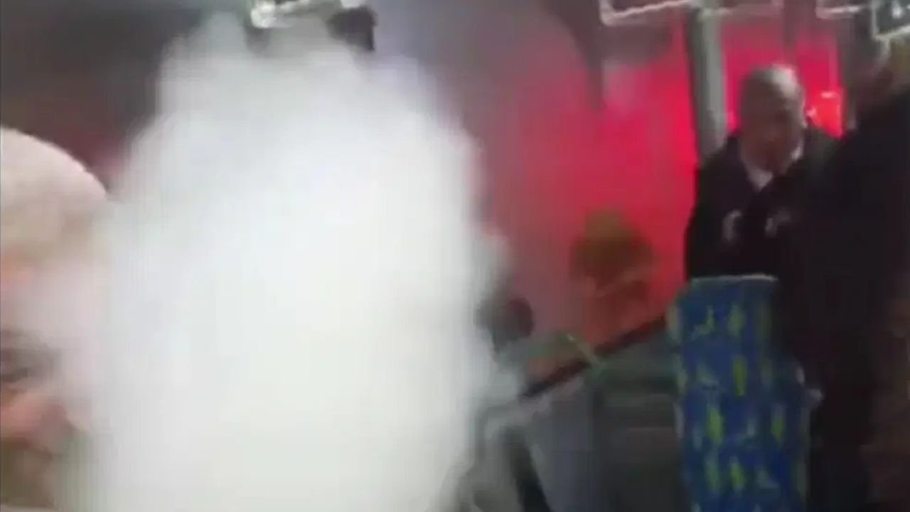 Kadıköy'de otobüste biber gazlı kavga! Yolcular panikle dışarı kaçtı