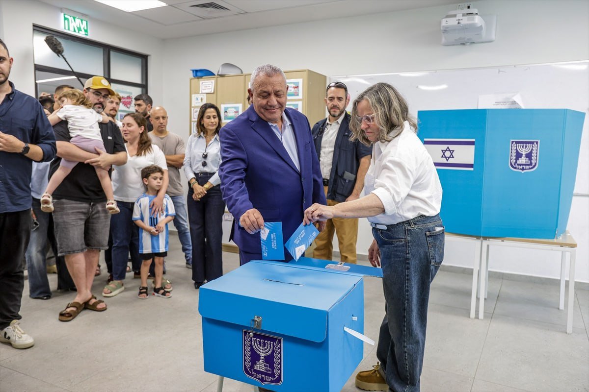 İsrail'de anketlerde önde gözüken ve seçimleri kazanması beklenen eski İsrail Genelkurmay Başkanı ve Yashar Partisi Genel Başkanı Gadi Eisenkot oyunu kullandı.