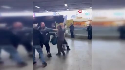 Mecidiyeköy Metrobüs Durağında tekmeli kavga! Güvenlik görevlisinin müdahalesi kamerada