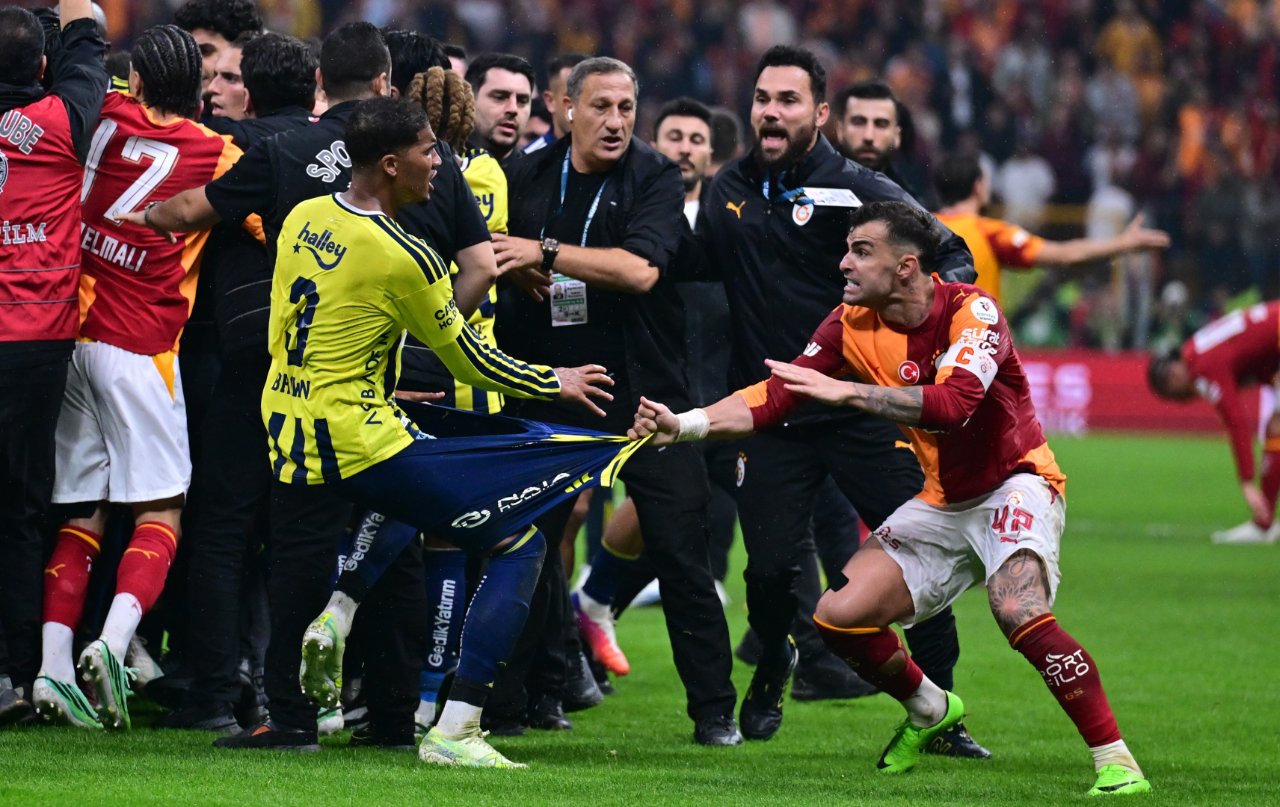 Olaylı derbi dünyada manşet: Galatasaray-Fenerbahçe maçında Vahşi Batı sahneleri