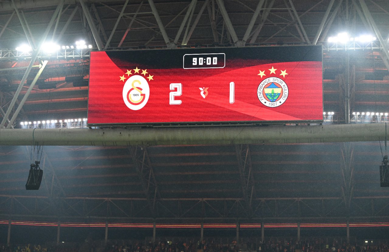 Olaylı derbi dünyada manşet: Galatasaray-Fenerbahçe maçında Vahşi Batı sahneleri