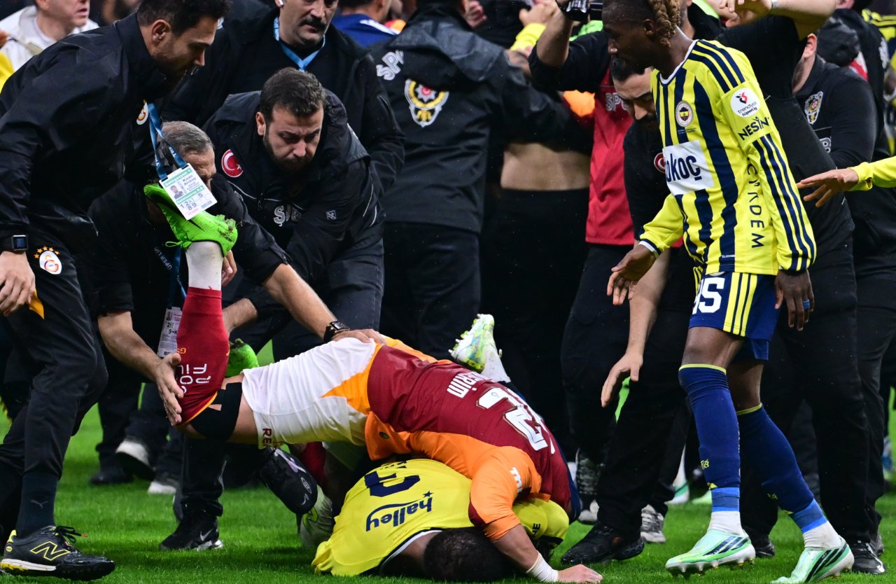 Olaylı derbi dünyada manşet: Galatasaray-Fenerbahçe maçında Vahşi Batı sahneleri
