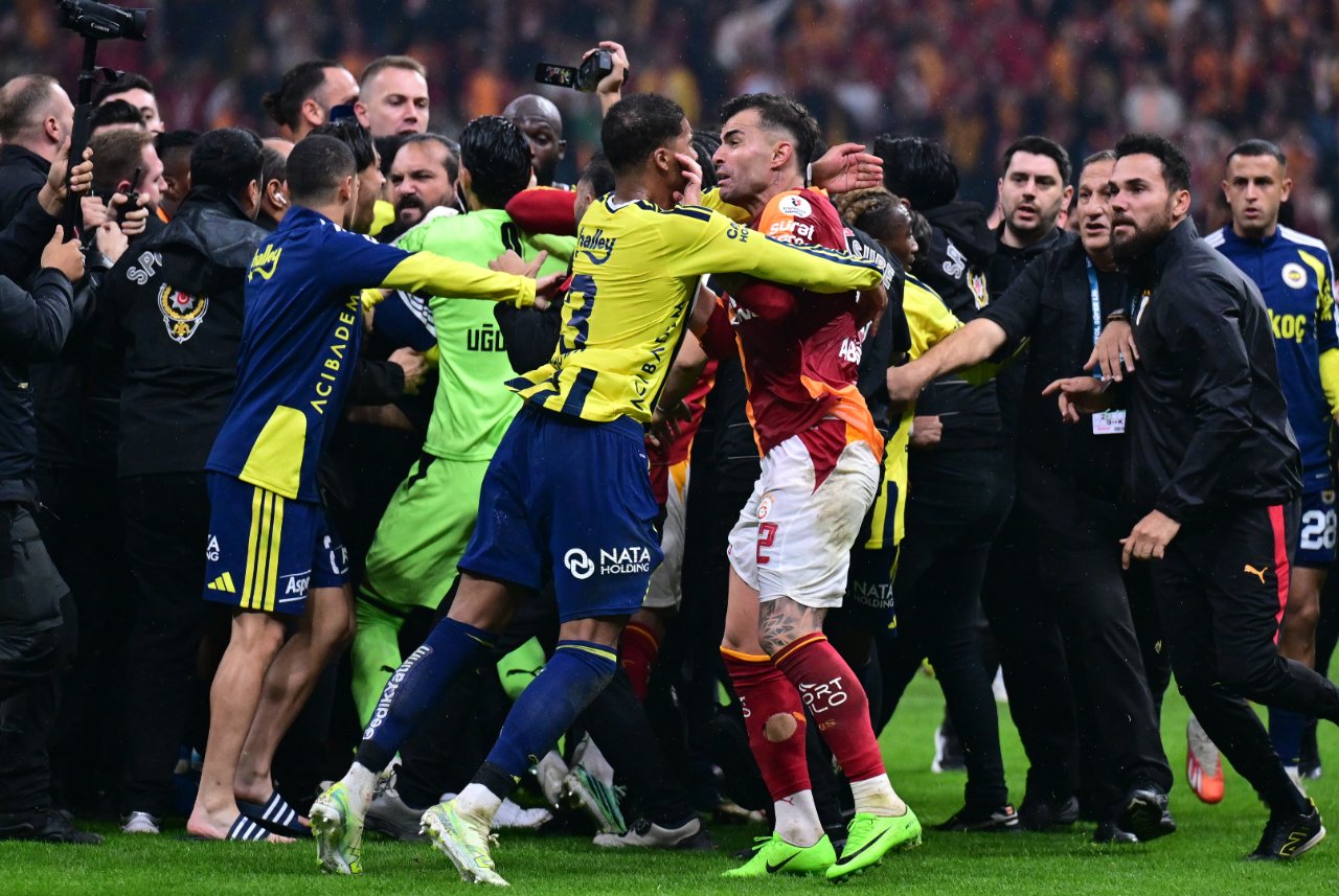 Olaylı derbi dünyada manşet: Galatasaray-Fenerbahçe maçında Vahşi Batı sahneleri