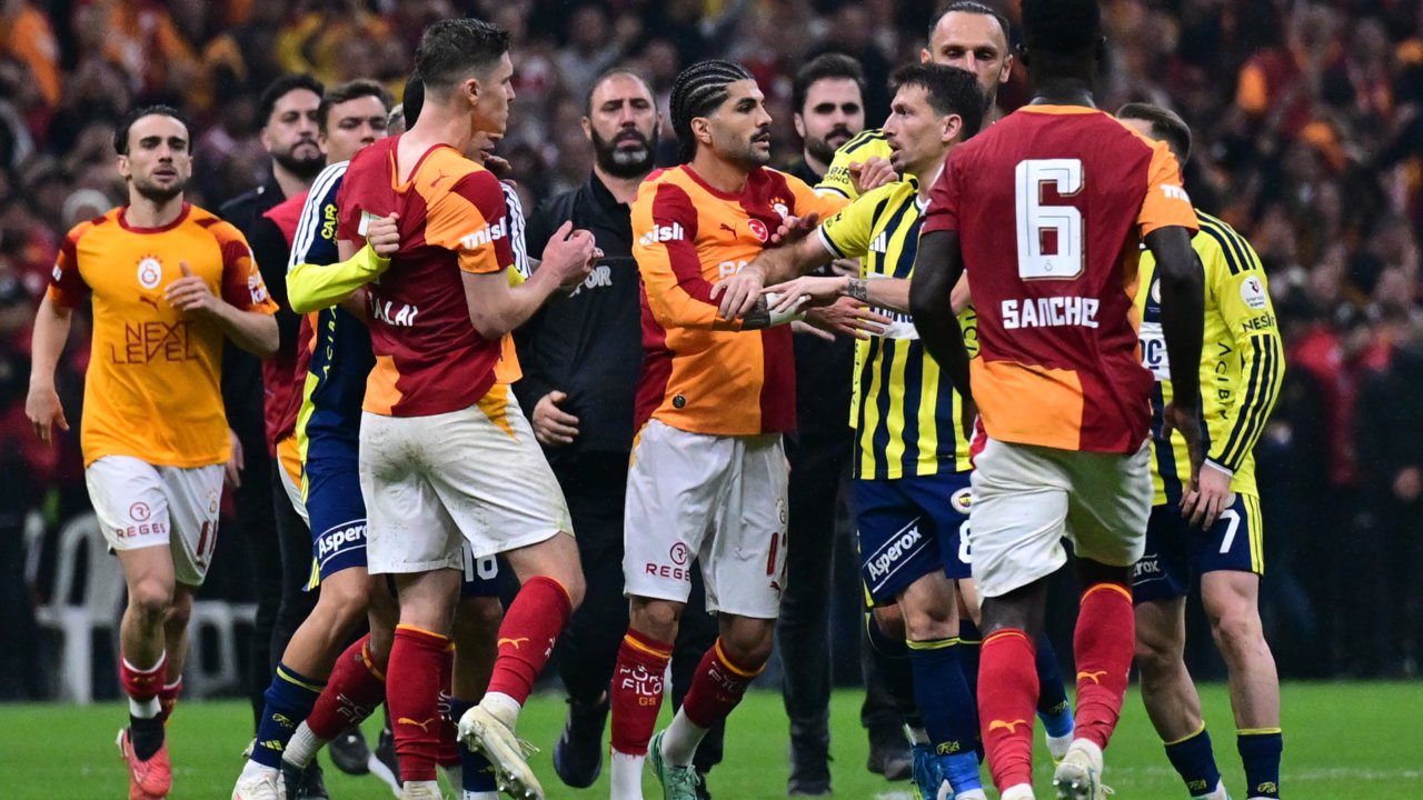 Olaylı derbi dünyada manşet: Galatasaray-Fenerbahçe maçında Vahşi Batı sahneleri