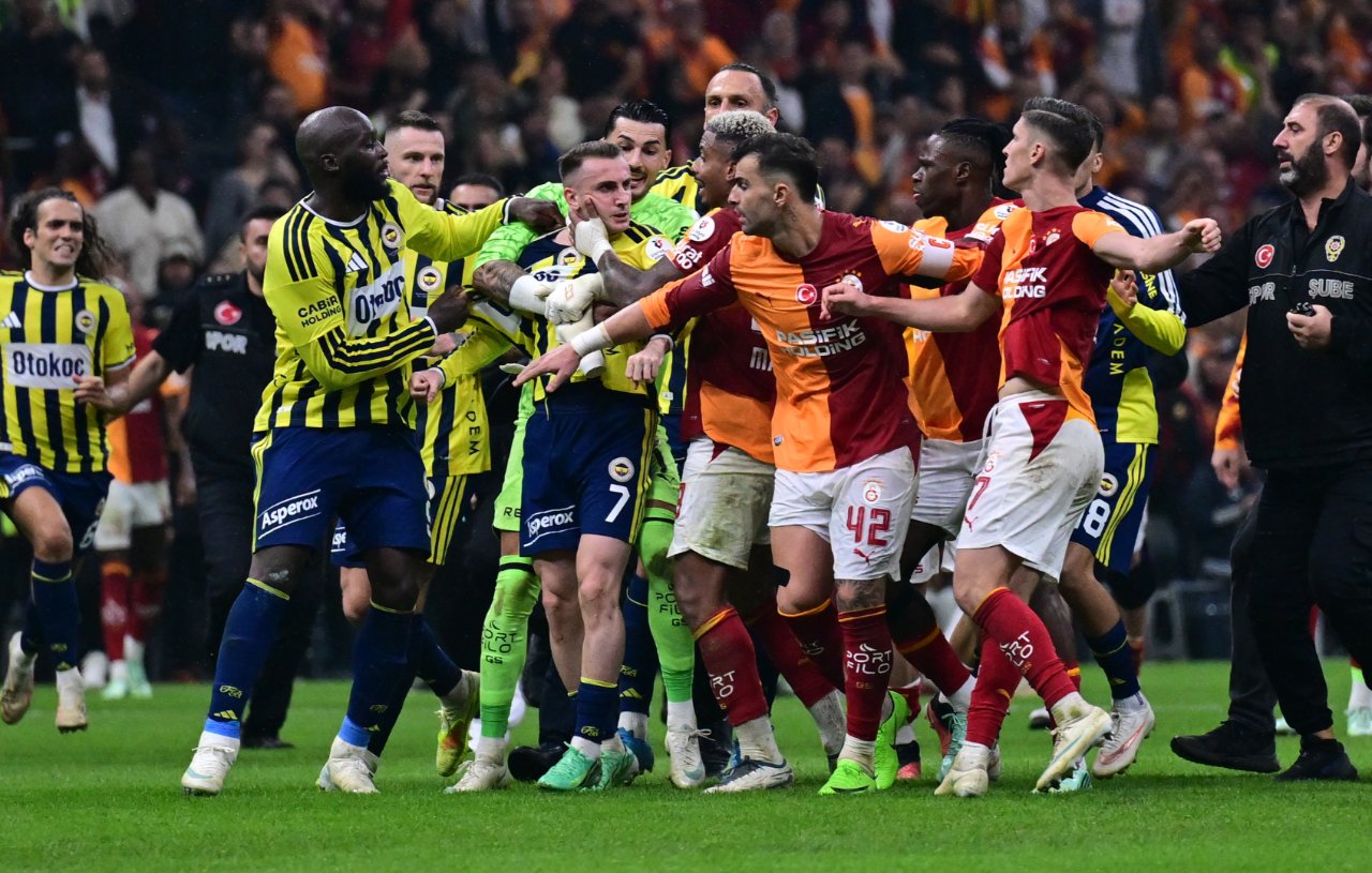 Olaylı derbi dünyada manşet: Galatasaray-Fenerbahçe maçında Vahşi Batı sahneleri
