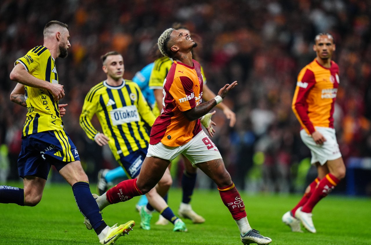 Olaylı derbi dünyada manşet: Galatasaray-Fenerbahçe maçında Vahşi Batı sahneleri