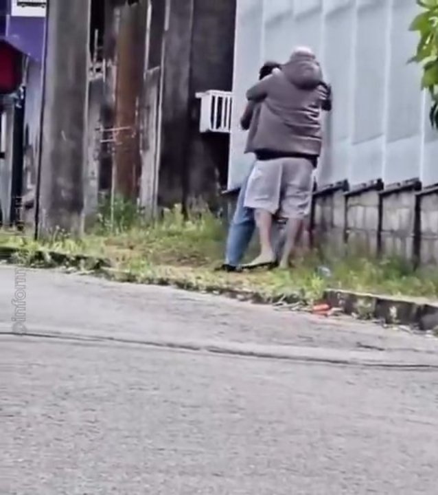 Sokak ortasında aksiyon filmlerini aratmayan olay! Eşini silahla rehin aldı