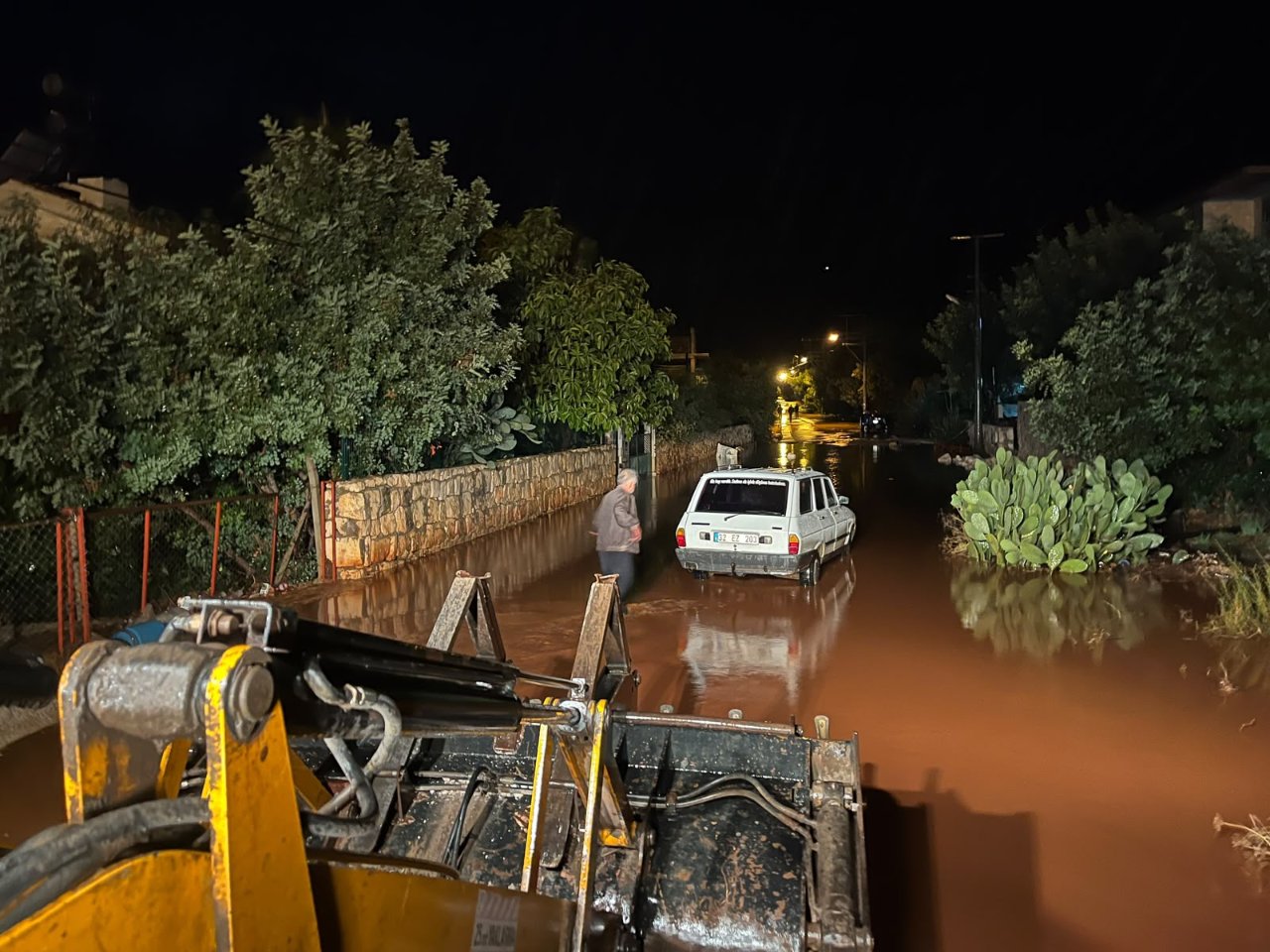Antalya'da sel felaketi yeniden yaşandı! Evler ve seralar sular altında