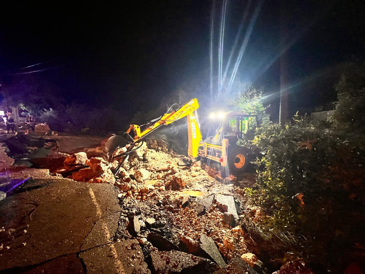 Antalya'da sel felaketi yeniden yaşandı! Evler ve seralar sular altında