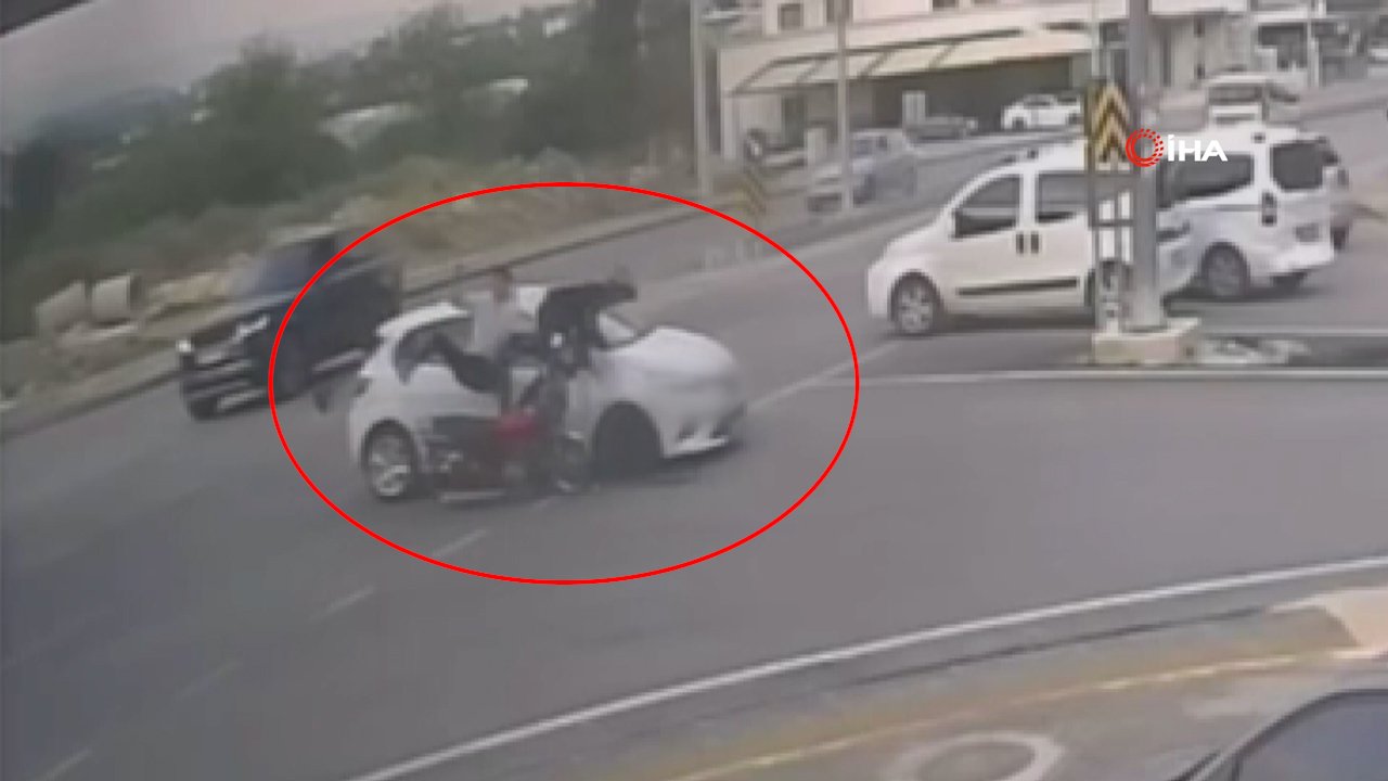 Erdemli'de otomobille motosiklet çarpıştı! 2 kişinin yaralandığı kaza anı kameraya yansıdı
