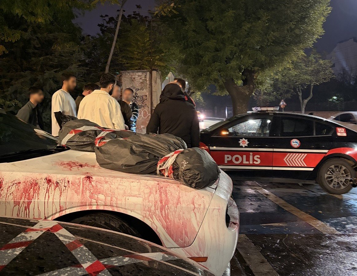 Eskişehirde kaputunda ceset figürü bulunan otomobil polisi alarma geçirdi! Gerçek sonradan ortaya çıktı