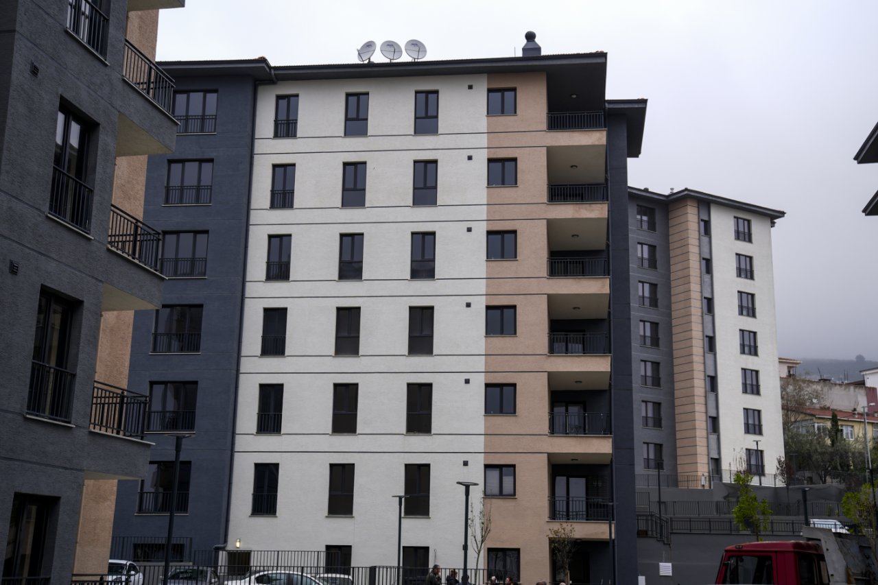 Evlerine 20 günde kavuştular! Maltepe'de çöken binadaki vatandaşlara yeni konutları teslim edildi