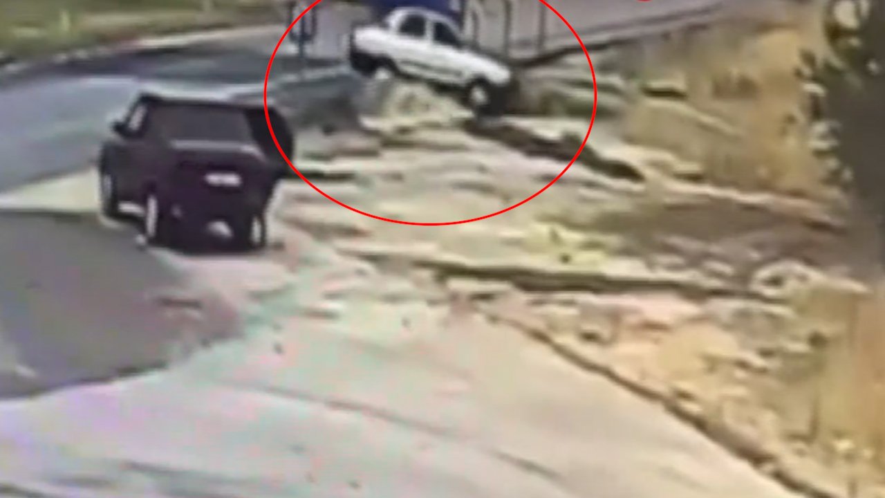 Gaziantep'te kontrolden çıkarak menfeze uçan araç kamerada! Feci kazada 2 kişi yaralandı