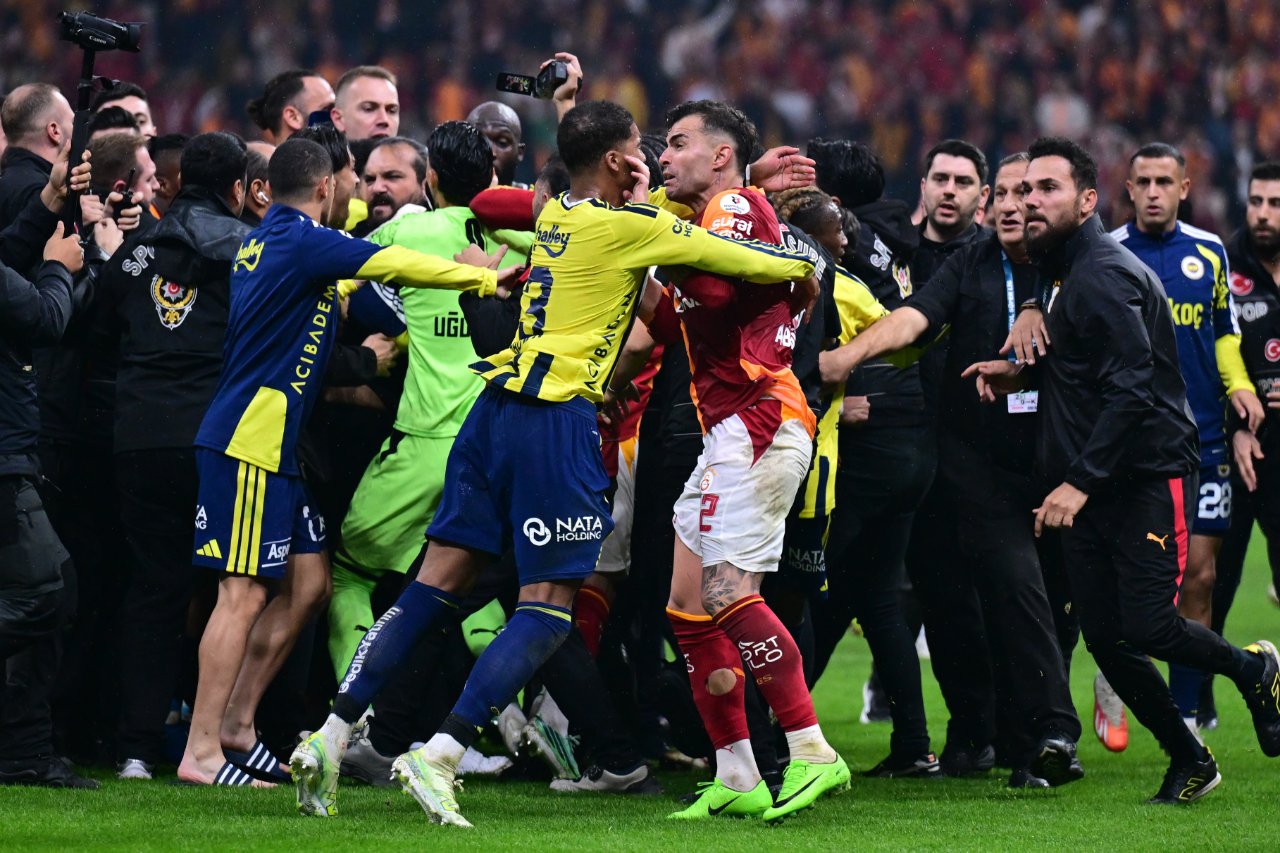 Galatasaray-Fenerbahçe maçının bitiş düdüğüyle birlikte saha bir anda karıştı.