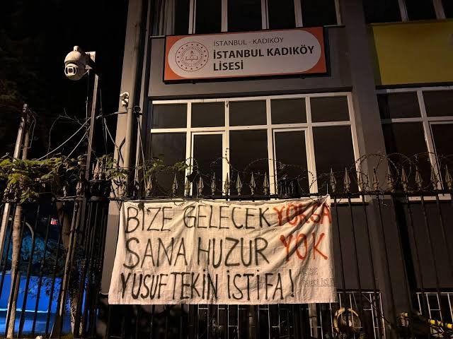 İllegal örgütlerin Kadıköy Lisesine yönelik planları boşa çıktı: Pankartın arkasında terör var