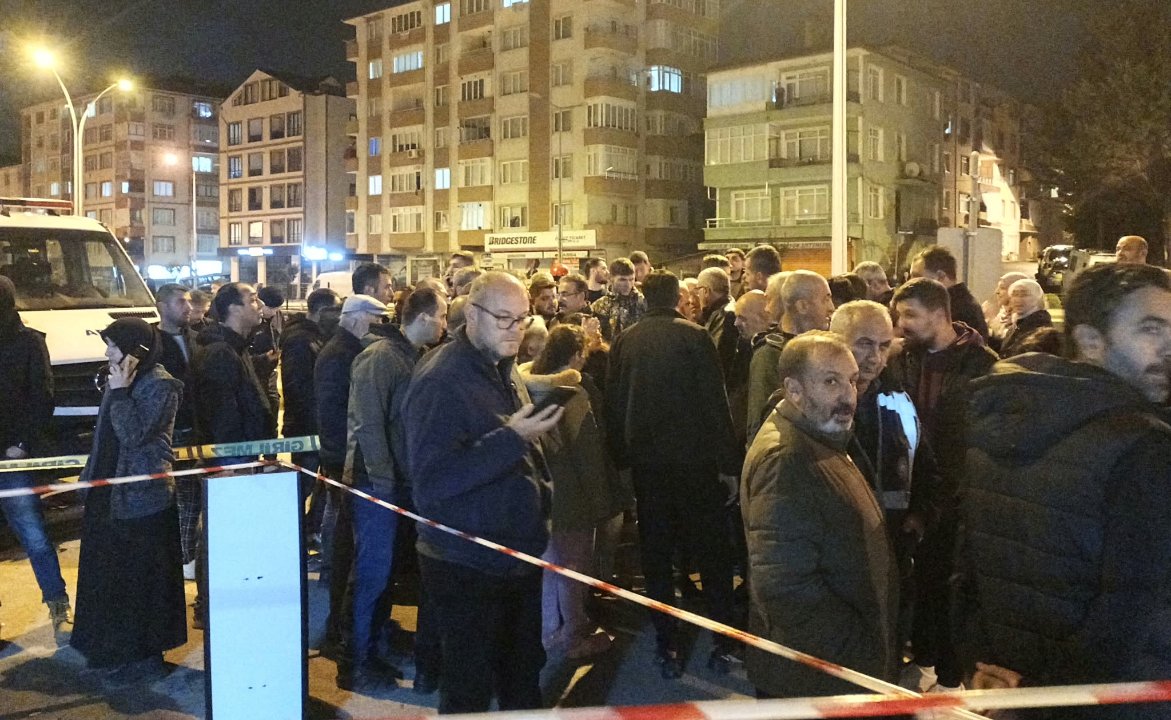 Kocaeli'de 7 katlı binada panik! 14 daire tedbiren boşaltıldı