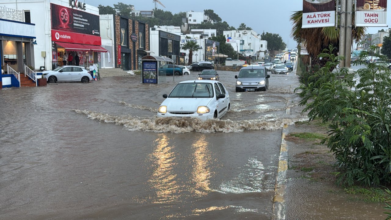 Meteoroloji turuncu kodla uyarmıştı! Muğla’yı sağanak vurdu: Dereler taştı, kayalar koptu, araçlar mahsur kaldı