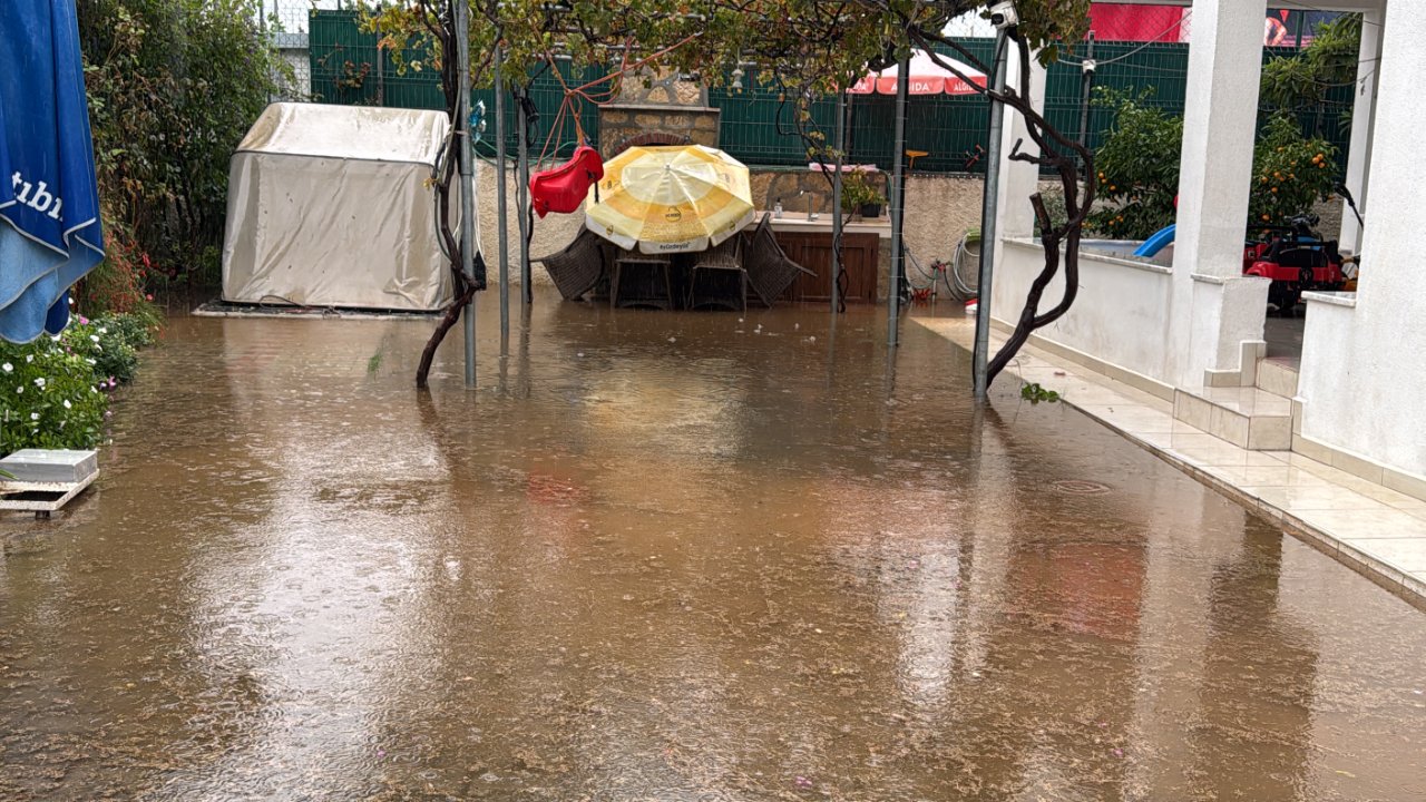 Meteoroloji turuncu kodla uyarmıştı! Muğla’yı sağanak vurdu: Dereler taştı, kayalar koptu, araçlar mahsur kaldı