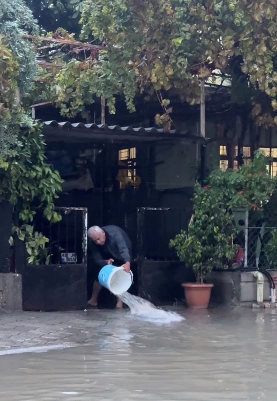 Meteoroloji turuncu kodla uyarmıştı! Muğla’yı sağanak vurdu: Dereler taştı, kayalar koptu, araçlar mahsur kaldı