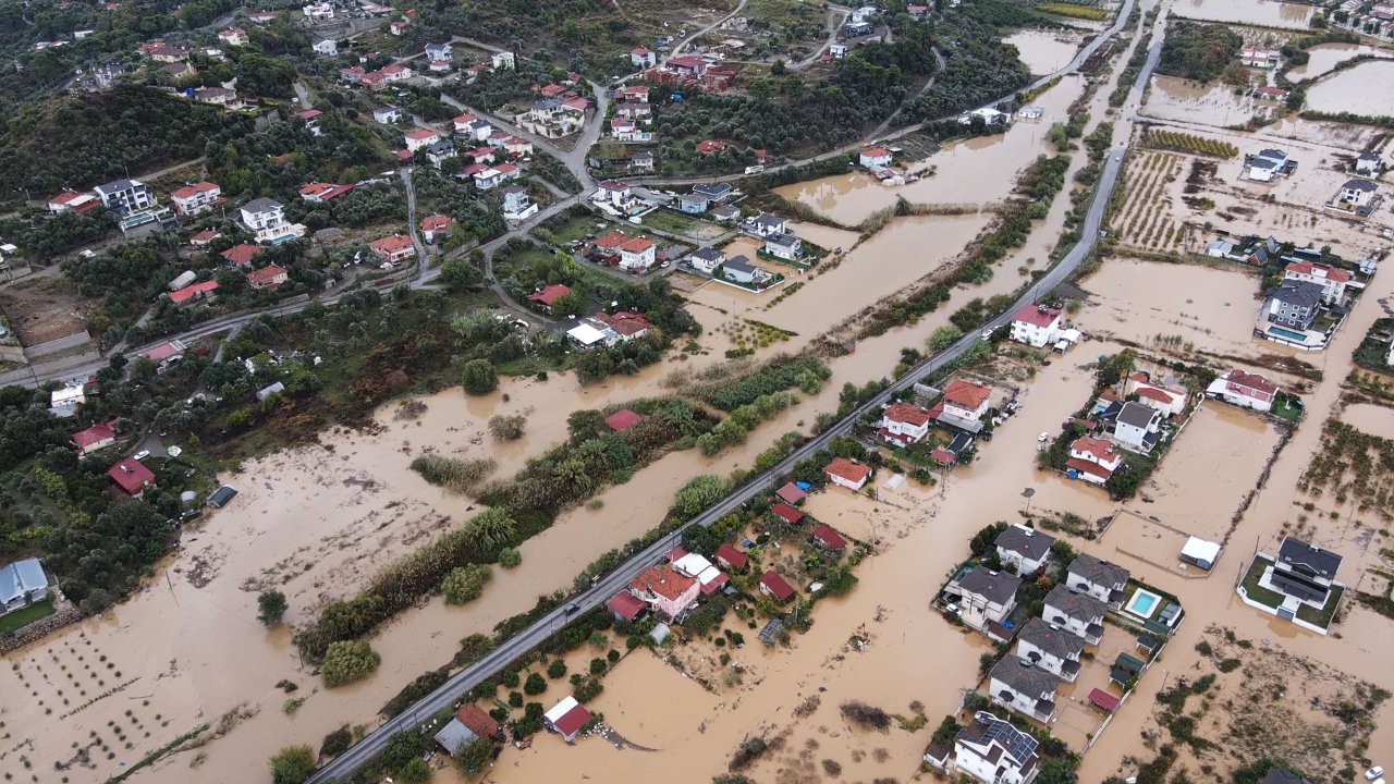 Muğla'nın Dalaman ilçesinde sağanak nedeniyle Tersakan Deresi'nin taşması sonucu evler, iş yerleri ve tarım arazileri su altında kaldı, bazı yollar ulaşıma kapatıldı.