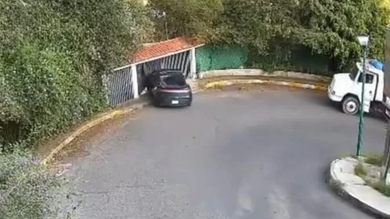 Virajı alamayan araç dehşet saçtı! Evin kapısından girdi, balkondan çıktı