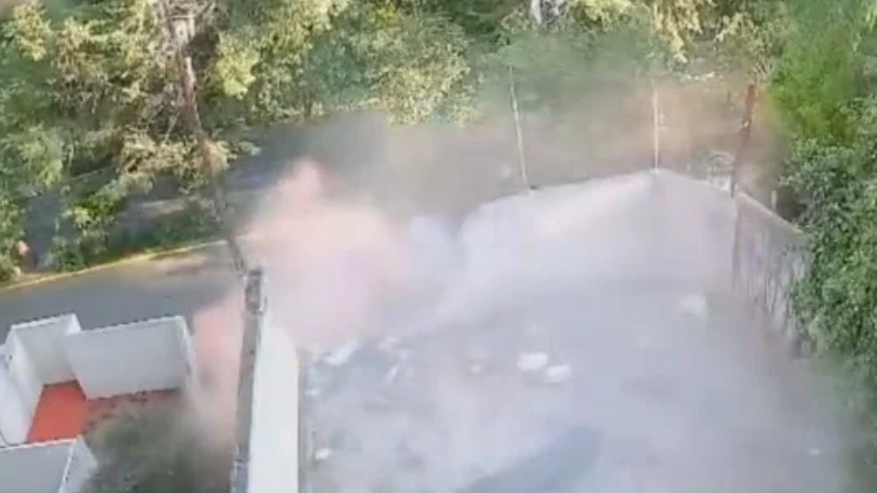Virajı alamayan araç dehşet saçtı! Evin kapısından girdi, balkondan çıktı