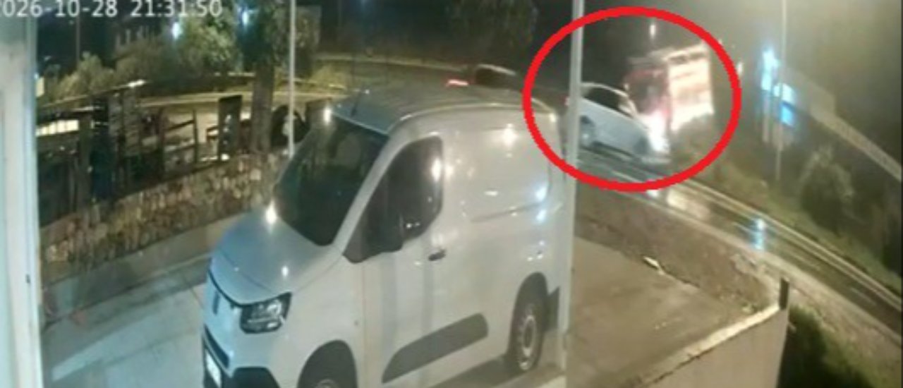 Antalya'da refüjü aşan kamyon dehşet saçtı! Karşı şeride geçen kamyonun kaza anı kamerada