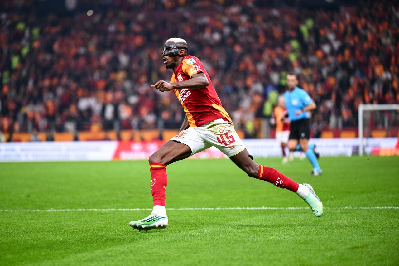 Galatasaray, 2025 yaz transfer döneminde bonservisini aldığı Victor Osimhen için Napoli'ye 75 milyon euro ödedi.