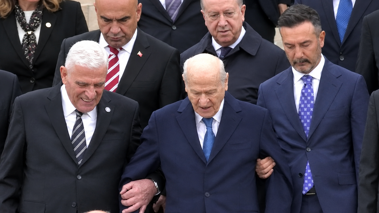 Bahçeli ve Dervişoğlu kol kola! Ankara’da 29 Ekim töreni sonrası dikkat çeken anlar
